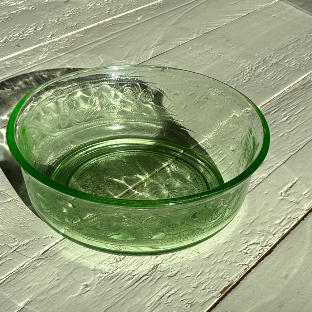 Hazel Atlas Glass CLOVERLEAF Green depression glass dessert small bowl 4”CHIPPED